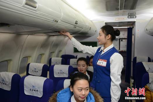 航空公司来湘招空姐 近两百美女初试角逐