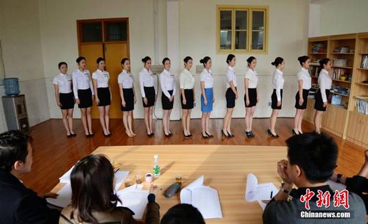 航空公司来湘招空姐 近两百美女初试角逐