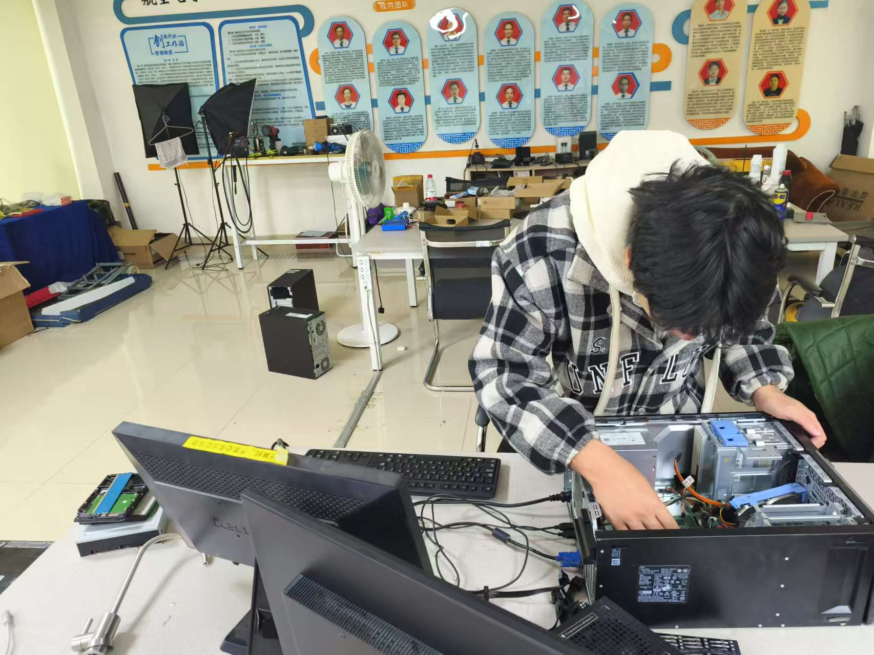 电子学院携手后勤保障部门开展“助力电器设备高效运行”维修活动-长沙航空职业技术学院
